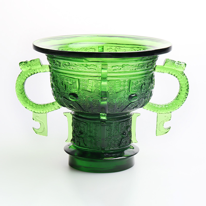 Kinesiskt stativ med draköronhandtag och taggmönster