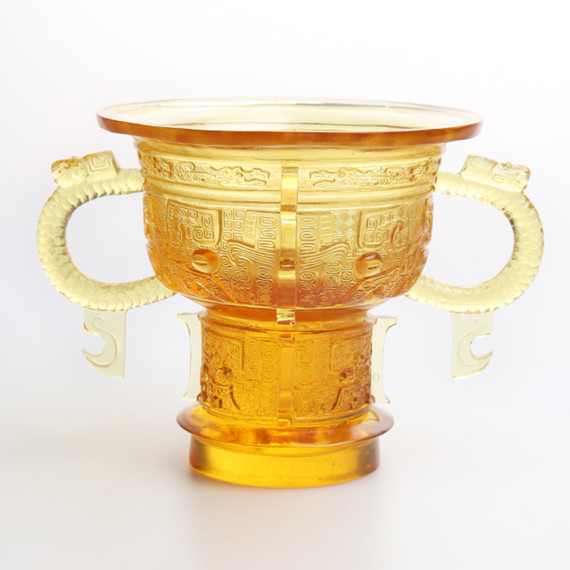 Kinesiskt stativ med draköronhandtag och taggmönster