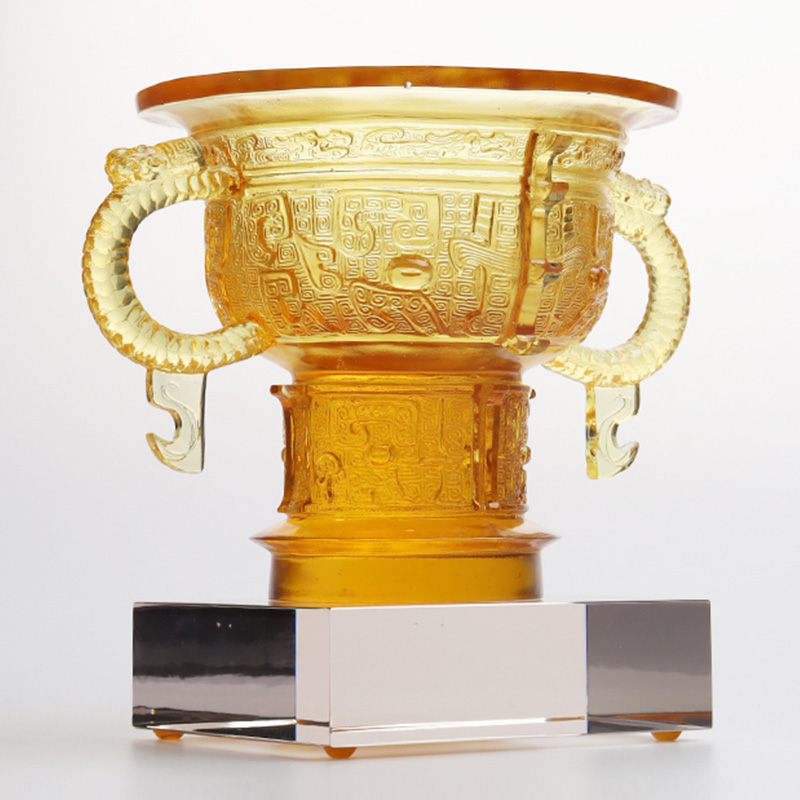 Kinesiskt stativ med draköronhandtag och taggmönster