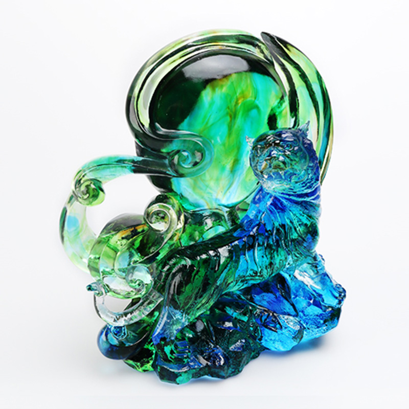 Blågröna genomskinliga tigerprydnader i kristallglas