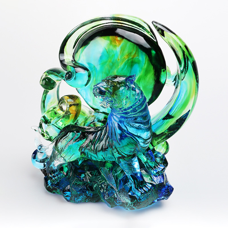 Blågröna genomskinliga tigerprydnader i kristallglas