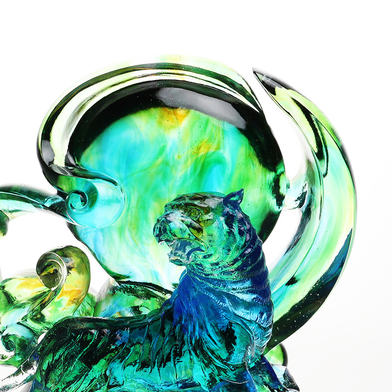 Blågröna genomskinliga tigerprydnader i kristallglas